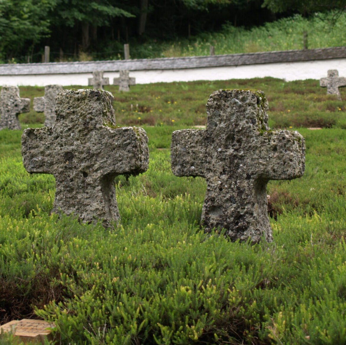Kreuze auf dem Militärfriedhof Schönau am Königssee